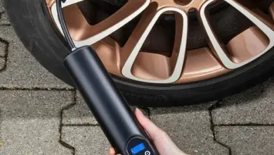 Ruční kompresor vzduchu pro auto jako dárkový nápad.