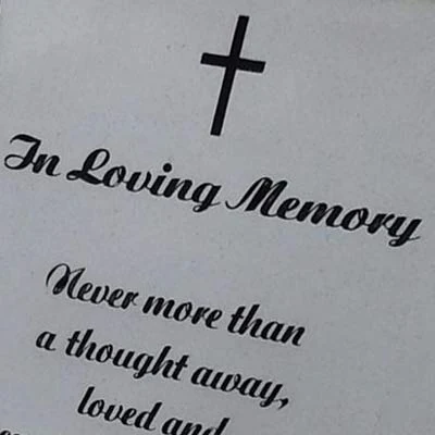 Náhrobek s nápisem In Loving Memory kříž