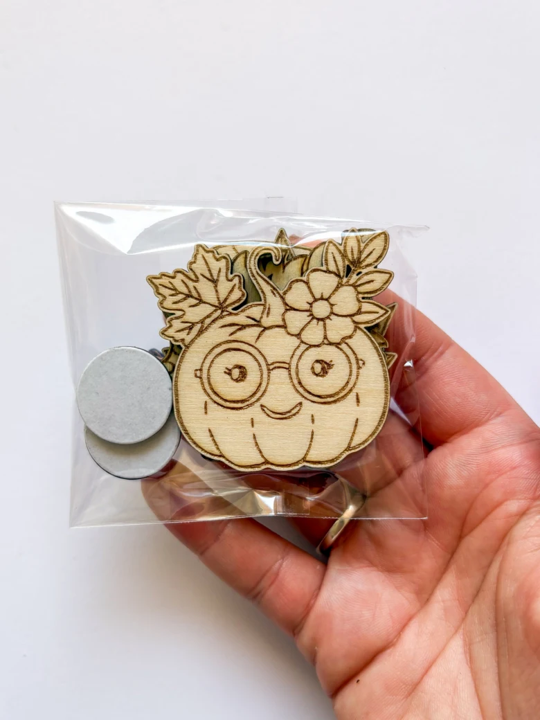 Dřevěný dárkový odznak ve tvaru tykve s magnetem pro děti