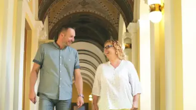 Muž a žena procházejí koridorem lázní v pohodlném oblečení.