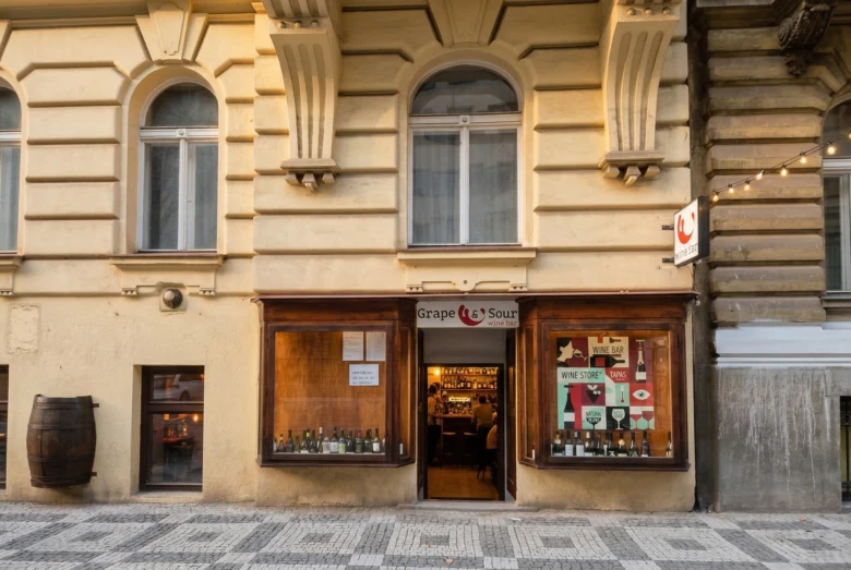 Výloha malého vinařského obchodu a bistra v Praze