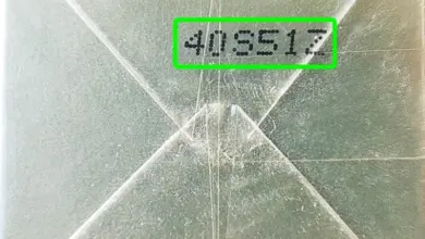 Blízký záběr na kód šarže tisknutý na spodní části plastového obalu.