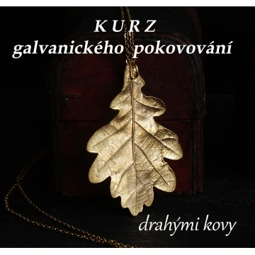 Zlatý náušnice s listem dubu po galvanickém pokovování.
