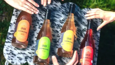 Čtyři lahve s kombuchou na venkovním podnose.
