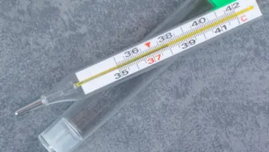 Skleněný teploměr s rtutí pro identifikaci typu kapaliny.