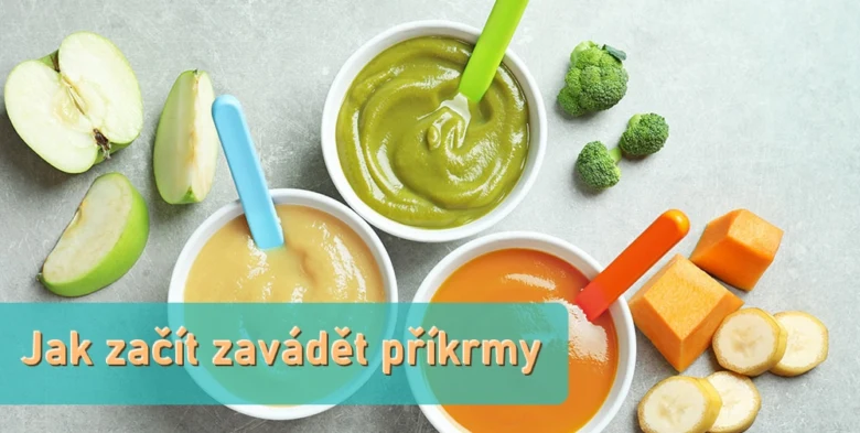 Tři misky s příkrmy pro děti obklopené čerstvými ovocem a zeleninou.