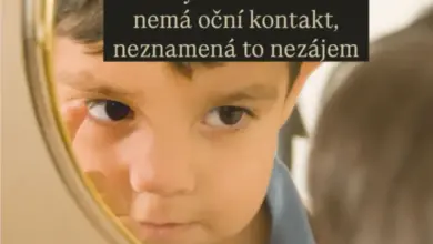 Dítě se dívá do zrcadla bez očního kontaktu s divákem.