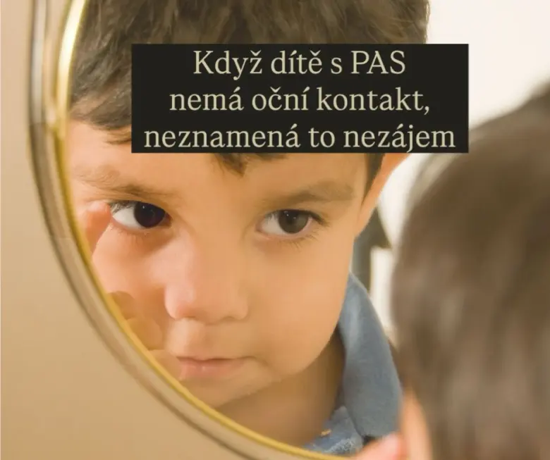 Dítě se dívá do zrcadla bez očního kontaktu s divákem.