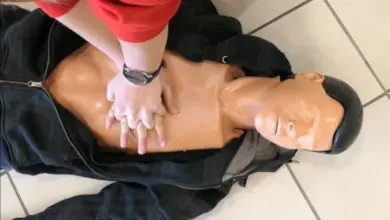 Správné provedení nepřímé srdeční masáže na tréninkovém modelu.