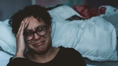 Žena v nemocničním lůžku smutek po úmrtí blízkého člověka.