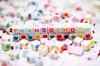 Hrátky s kostkami písmen tvořícími slovo transgender