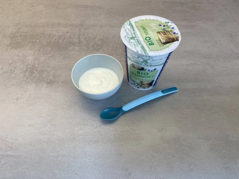 Malá miska jogurtu s modlou lžičkou pro děti