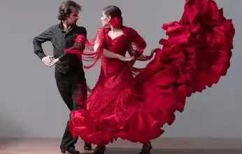 Španělští tanečníci v červeném šatu při flamencu.