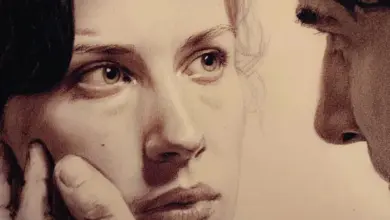 Žena se dívá na muže v intimním portrétu o osobním prostoru.