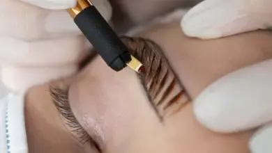 Přímý pohled na aplikaci trvalého make-upu obočí pomocí nástroje pro mikroblanding.