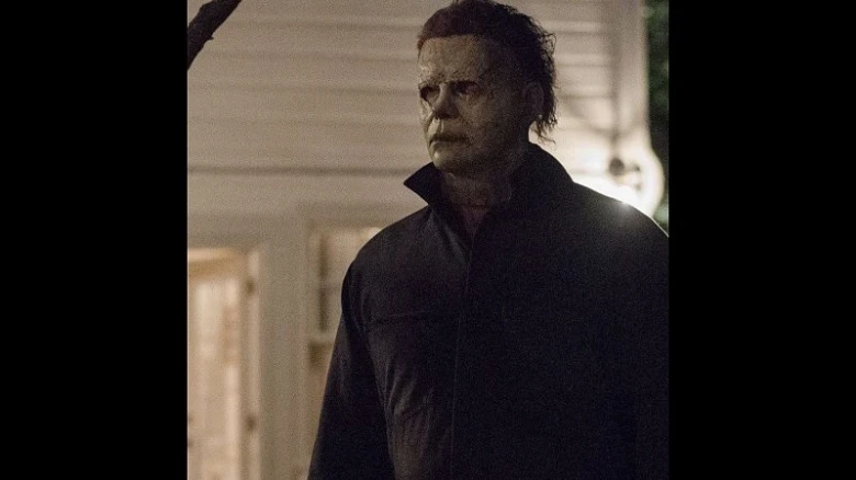 Michael Myers z filmu Halloween stojí venku v noci.