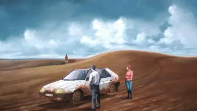 Muž a žena stojí u starého auta na poli pod bouřkovou oblohou.