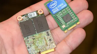 Dvě pevné disky Intel Solid State Drive v ruce.