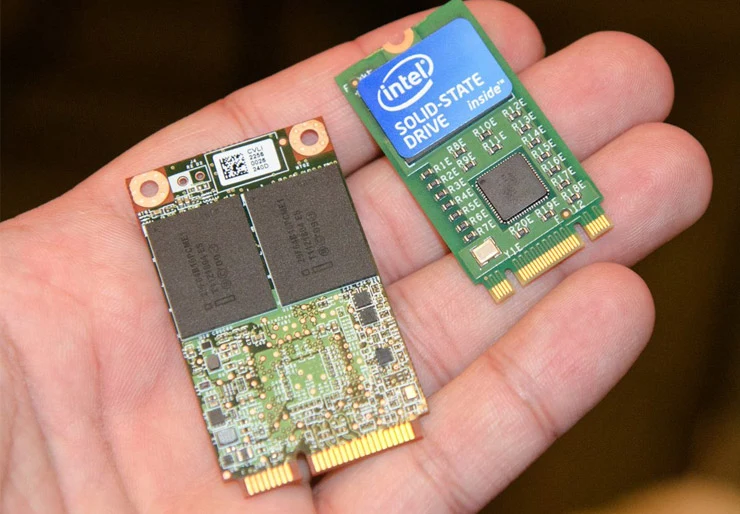 Dvě pevné disky Intel Solid State Drive v ruce.