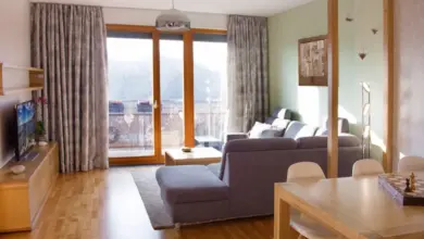 Modern obývací pokoj s pohovkou, televizorem a šachovou deskou.