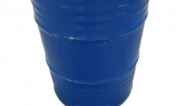 Modrý plastový sud s víkem na bílém pozadí.