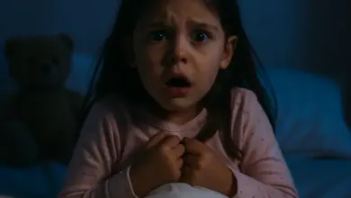 Malé dítě v posteli se bojí ve tmě