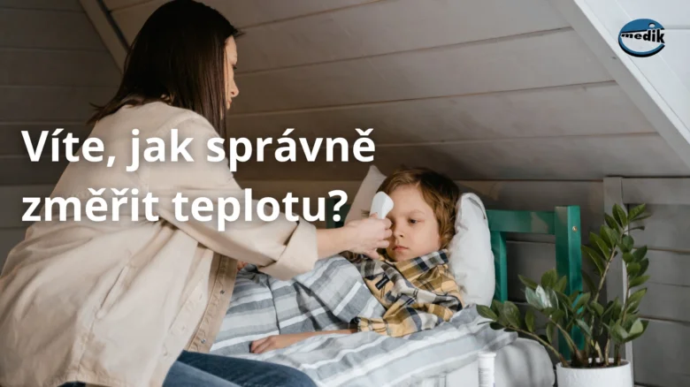 Žena měří teplotu dítěte bezdotykovým teploměrem na čele.