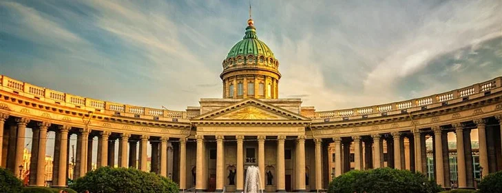 Katedrála svatého Isaáka v Petrohradu ukazuje empírový styl.