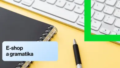 Žlutý stůl s klávesnicí, sešitem a tužkou pro článek o české gramatice.