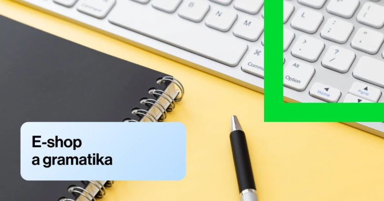 Žlutý stůl s klávesnicí, sešitem a tužkou pro článek o české gramatice.