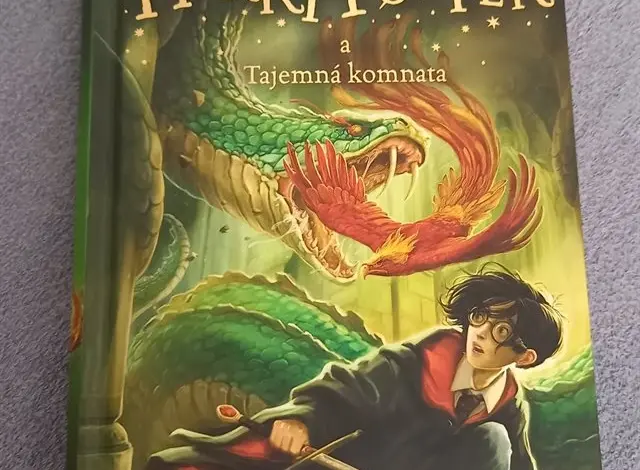 Obálka knihy Harryho Pottera Tajemná komnata od J.K. Rowlingové.