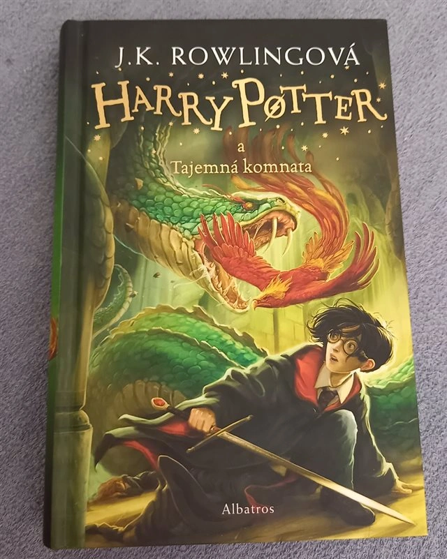 Obálka knihy Harryho Pottera Tajemná komnata od J.K. Rowlingové.