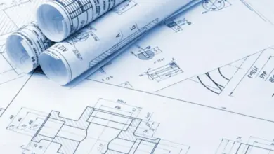 Architektonické plány s technickými detaily na stole.