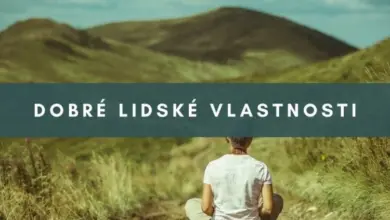 Osoba sedí v přírodě s myšlenkou na lidské vlastnosti.
