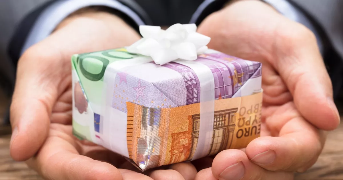 Ruční dárky zhotovené z eura s bílou mašlí.