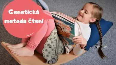 Dívka sedí na podlaze a čte knihu doma.