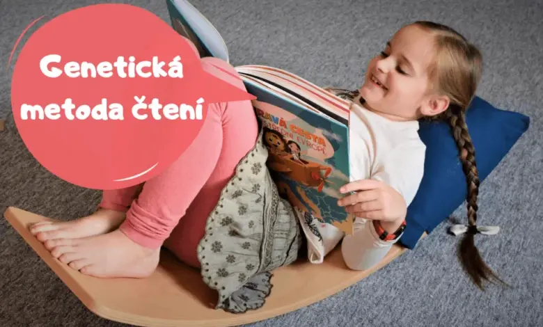 Dívka sedí na podlaze a čte knihu doma.
