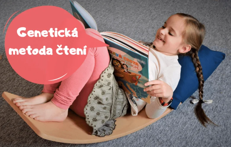 Dívka sedí na podlaze a čte knihu doma.
