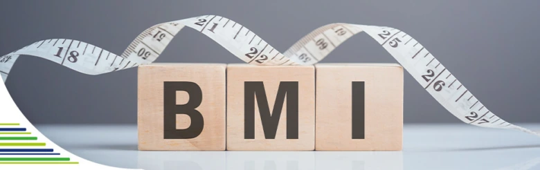 Dřevěné kostky s písmeny BMI vedle měřicí pásky.