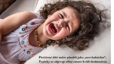 Pláčící dítě na polštáři s výraznými emoce