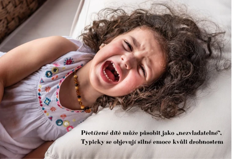 Pláčící dítě na polštáři s výraznými emoce