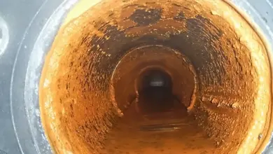 Vnitřek potrubí s usazeným železem ve vodě.
