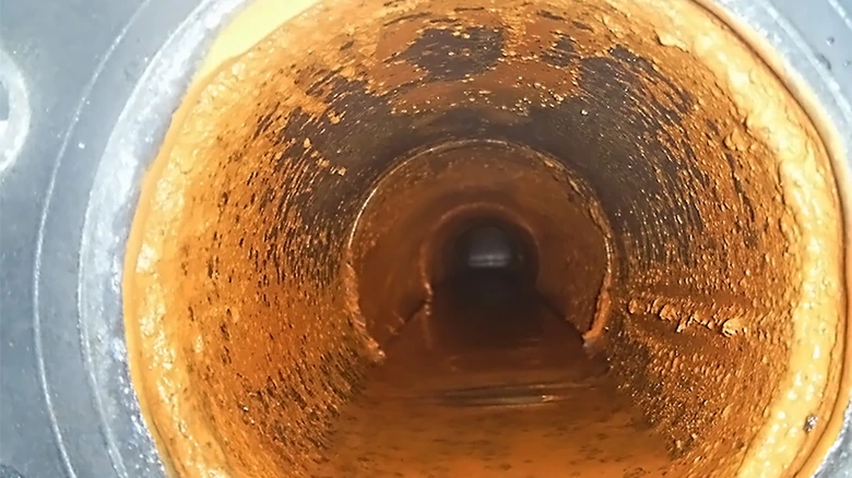 Vnitřek potrubí s usazeným železem ve vodě.