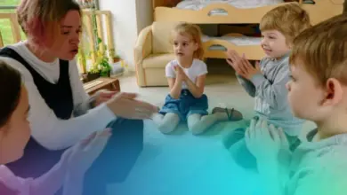 Děti cvičí soustředění a pozornost s instruktorkou v kruhu.