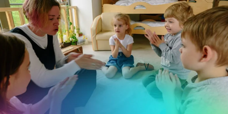 Děti cvičí soustředění a pozornost s instruktorkou v kruhu.