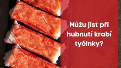 Krabí tyčinky na tmavém podkladu s červeným nápisem.