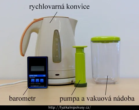 Fotografie elektrického konvice s přístroji pro měření tlaku při varu vody.