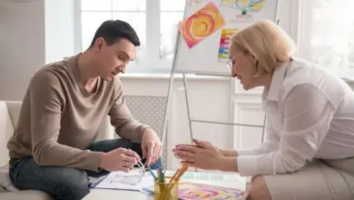 Muž kreslí s terapeutkou během sezení v umělecké terapii.