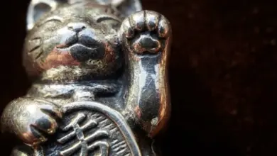 Stříbrný talisman maneki neko s zvednutou tlapkou