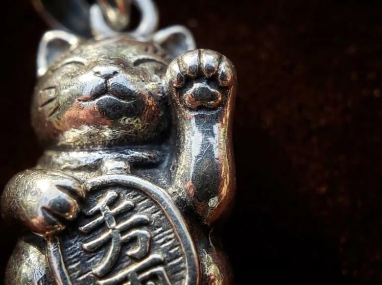 Stříbrný talisman maneki neko s zvednutou tlapkou
